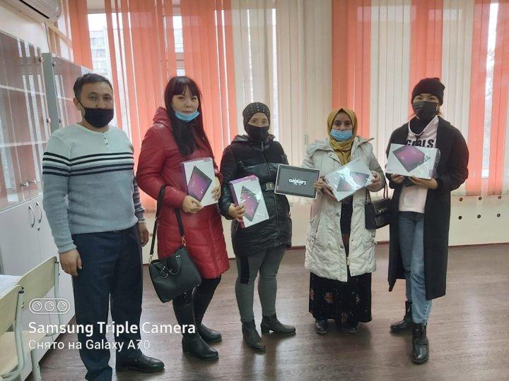 Учащиеся из многодетных и малообеспеченных семей школы получили из республиканского бюджета 30 планшетов для дистанционного обучения.